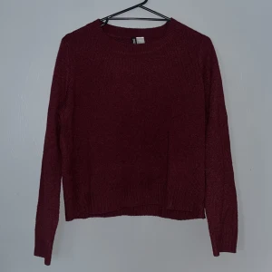 Stickad tröja - Vinröd stickad tröja i storlek S. Säljer då den ej kommer till användning 