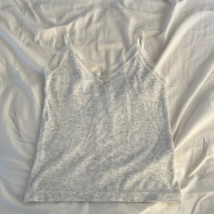  Grott linne  -  Ett super fint linne från Cubus Med en liten fläck på kan förhandla priset💕