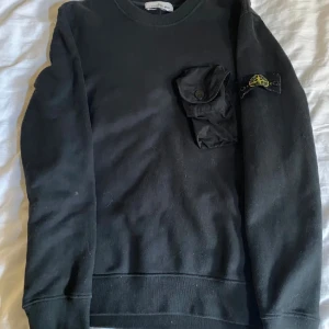 Stone island sweatshirt  - Storlek S Stone island sweatshirt, skick 10/10, har haft denna en stund fett trött på den stilen nu dock så vill ba sälja dessa snabbt så kan gå ner lite i pris. Andvänd Max 3 gånger 