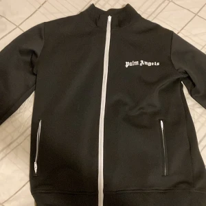 Palm angels kofta  - Hej, säljer en mycket fin Palm angels kofta haft den i nån månad bara säljer den då jag inte använder den längre 
