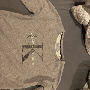 Calvin Klein tröja  - Grå Calvin Klein tröja i L men passar M 💕