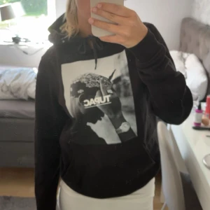 Tupac hoodie - Svart tupac hoodie i storlek S. skick 9/10 