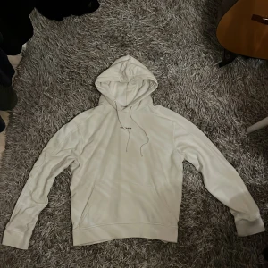 Calvin Klein hoodie - Säljer min tröja eftersom jag inte använder den längre. Tröjan är i S och passar i längderna mellan 172/ 180cm. Skicket är som nästintill perfekt det är bara lite skrap på metall ändarna på snöret men annars är allt dunder. Fråga gärna om det är nåt.