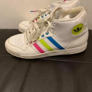 Adidas skor stlk 41 - Adidas skor som är knappt använda 