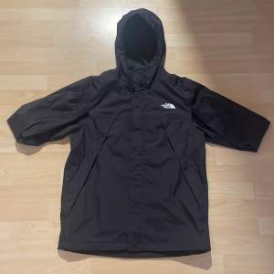 En The North Face regn/vind jacka som är perfekt nu till hösten! Den är i storlek M och köptes för 1200-1500. Använd 20-25 gånger men väl omhändertagen, den har inga tecken på användning alls därmed är skicket 9/10. Pris kan diskuteras 🙂