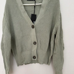 Stickad kofta - Stickad kofta   Aldrig använd