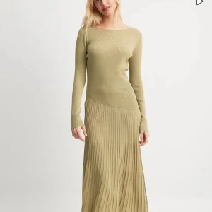 Klänning - Så fin klänning från NA-KD, tyvärr beställde jag fel storlek och missade sista retur dagen.. därför säljer jag den. Helt ny och oanvänd. Prislapp kvar. Storlek xxs men skulle säga att den passar xs-s