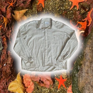 Randig skjorta - Randig off white/beige skjorta!! Köpt secondhand, och omsydd av mig för att kortas ner lite :)) Sitter väldigt baggy och luftig av sig👍