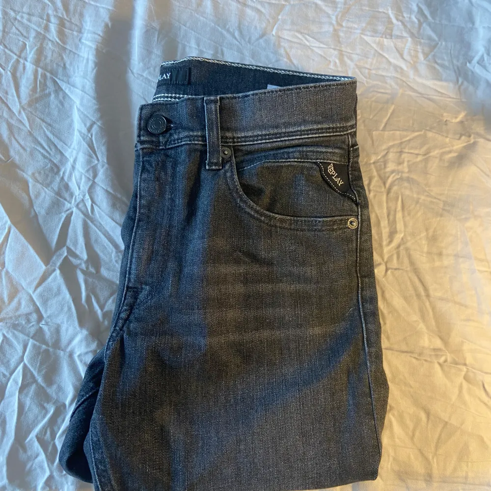 Säljer nu mina replay jeans från kidsbrandstore. Sjukt bra skick med tanke på att de är använda ett fåtal gånger för de är för stora för mig. Jag är 166. Nypris 700. Mitt pris 499 för de är använda max 5 gånger. Slim fit.Kan byta mot skor och annat.. Jeans & Byxor.