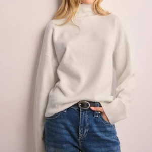 Polotröja - Stickad polotröja från Nelly som endast är använd två-tre gånger. Super fin till hösten! Har en oversized passform! Skulle säga att den sitter som en XS! 