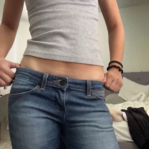 Lågmidjade bootcut jeans  - Säljer dessa jeans från wrangler då de är för korta på mig som är 168. Inga defekter. Hör av dig om du har frågor!