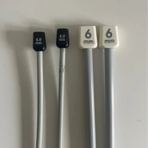 Stickor - Fyra stickor/två par + en ficka att förvara dem i. Pris kan diskuteras vid snabb affär. Tveka inte att höra av dig vid frågor, funderingar eller om du vill ha mer information och bilder💌