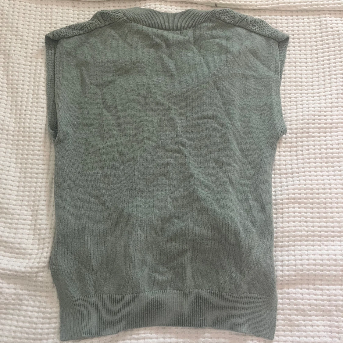 Stickad olivgrön väst  - 90