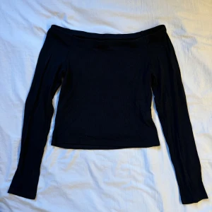Svart off shoulder tröja - Svart långärmad off shoulder tröja från shein, tjockt men stretchigt material. Står att storleken är L men är egentligen 36(S)