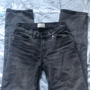 Grå straight jeans - Säljer mina jättefina jeans ifrån Abrand Jeans som inte säljs längre. Säljer dem då jag växt ut dem. De är knappt använda, jag är 160 lång. Köpa för 1000kr.