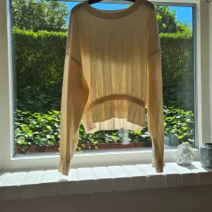 Blus - Blus frpn Zara i storlek S. Blusen är knappt använd men sprack i sömmen i ärmen men är ihopsydd. Det syns knappt och jag kan skicka bilder vid intresse. 