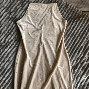 As snygg klänning från H&M - Jättesnygg festklänning som knappt är använd, har fått från en kompis men har själv aldrig använt den. Säljer för att bli av med kläder. Den sitter jättefint på och är i storlek M men upplevs som S. Skriv vid frågor💕 (Köparen står för frakten💗)