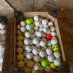 Golfbollar  - Säljer golfbollar  15 st pro v1 200 kr  15 st chrome soft 200  kr  15 st tp5/ tp5x  200 kr 