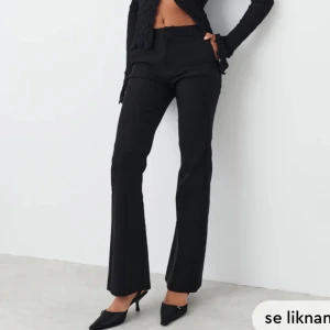 Bootcut kostymbyxor - As fina kostymbyxor från ginatricot som är i stl 32, säljer då de har blivit för små för mig. Slutsålda i 32 på hemsidan. Passar de som är runt 160💗