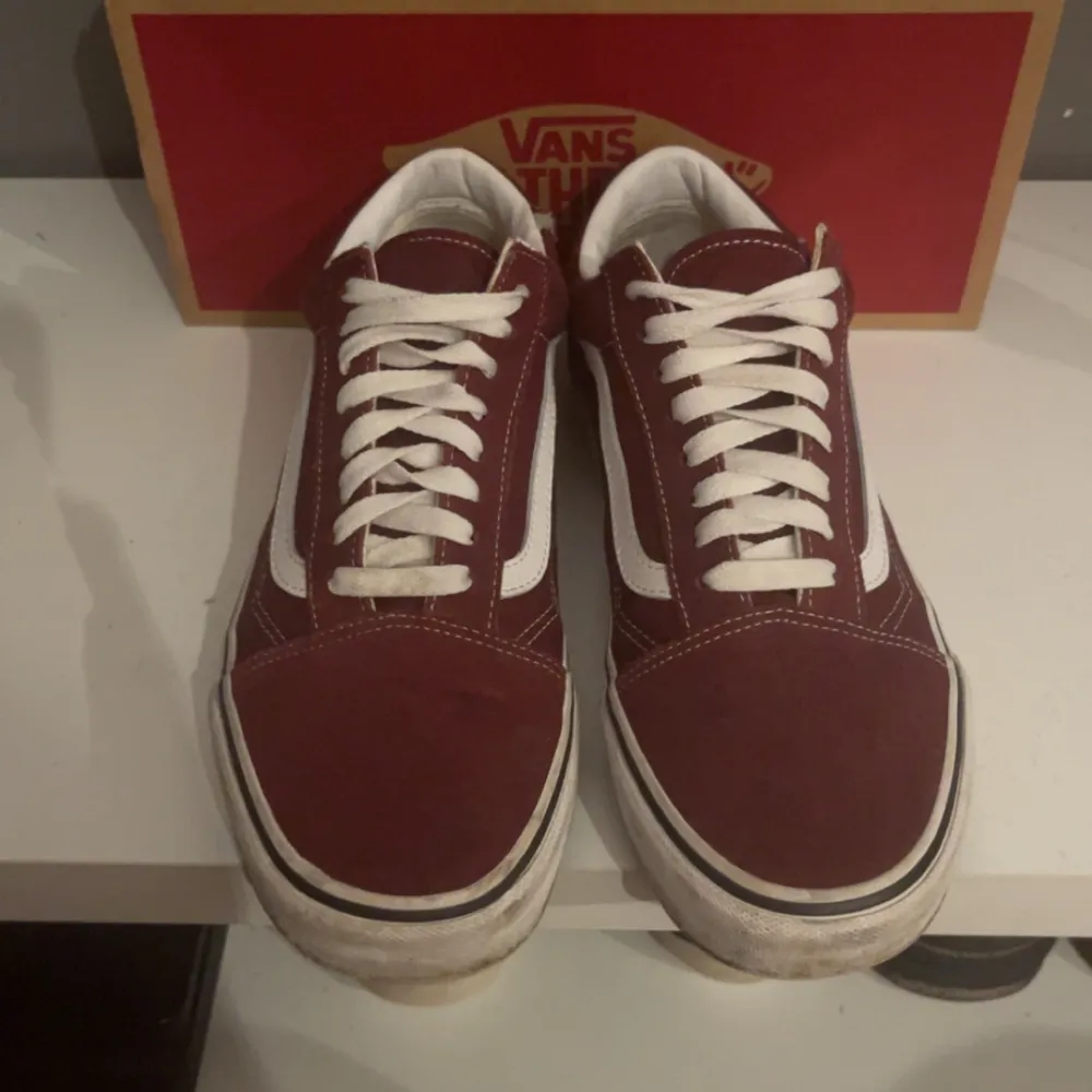 Vans - 42 - Mycket Bra skick bortsett från en liten repa (kom dm för bild) - Nypris: 920kr - Mitt pris: 475kr - Box tillkommer - Tveka ej på att höra av dig💫. Skor.