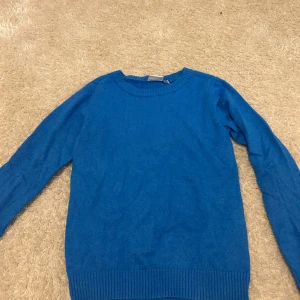 Stickad tröja - Blå stickad tröja från vila stl xs. Andvänd 1 gång