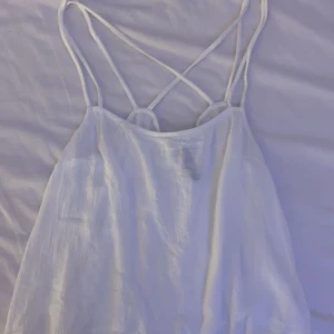 Linne - Säljer ett linne som inte kommer till användning med kors i ryggen❣️