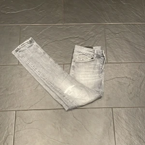 Dondup jeans - Tjena, säljer ny dessa feta eftertraktade dondup jeans i modellen george. Skick 10/10 inga defekter eller något sånt. Öppen för byten och pris kan diskuteras vid snabb affär. 