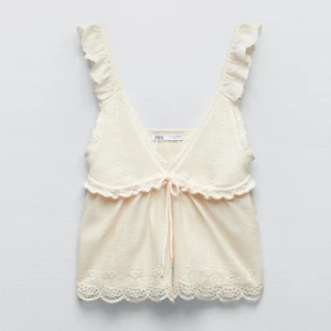 Stickad sommartopp  - Säljer denna så fina och somriga topp som inte går att köpa längre. Säljer då den aldrig kommit till användning💕 Kan stylas med så mycket, funkar perfekt nu till hösten under en kofta, sitter så snyggt på!! 💕💕