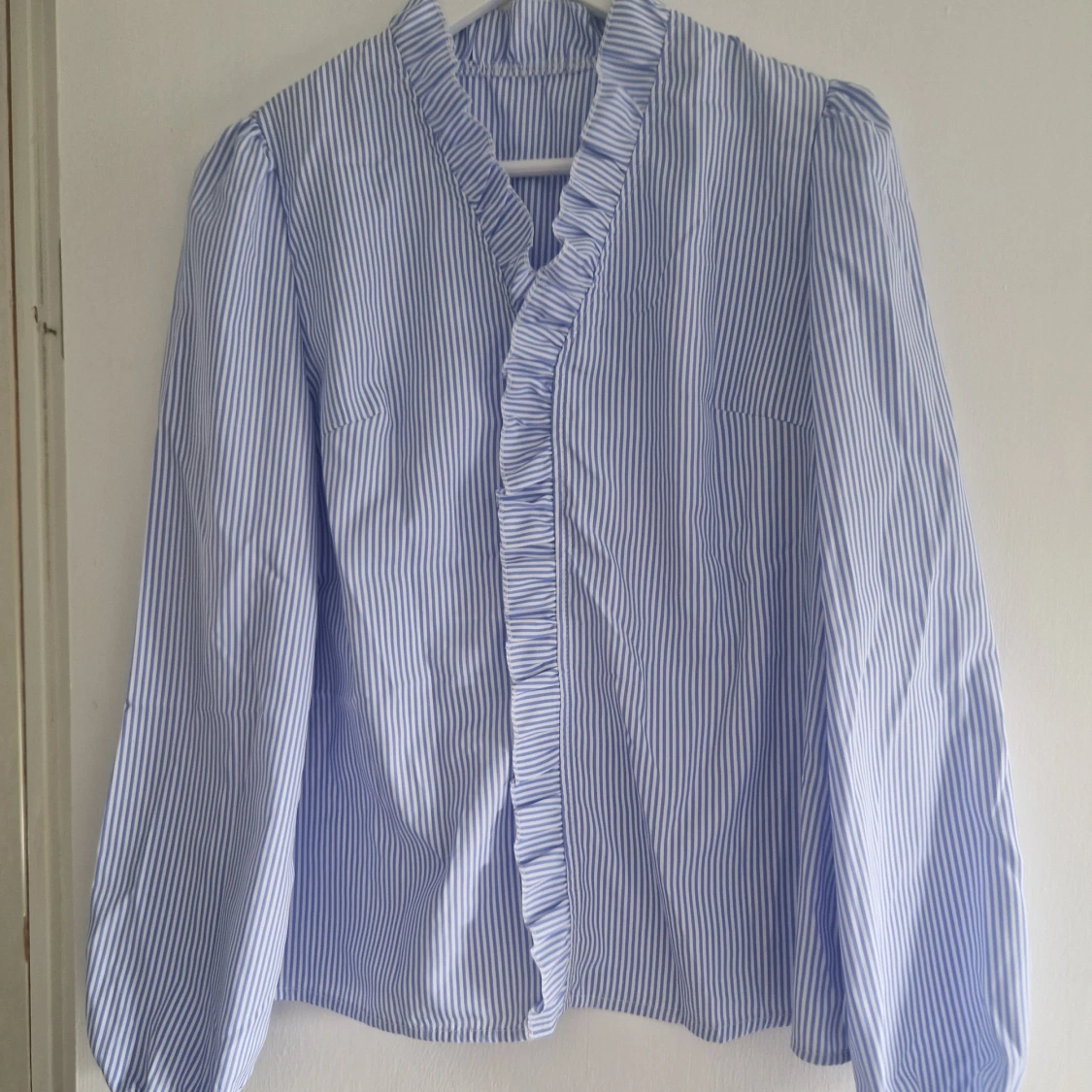 Oanvänd blåvitrandig blus 