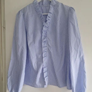 Oanvänd blåvitrandig blus  - Jättefin blus från Shein. Ny, oanvänd. Tunt, luftigt material. Stl XS