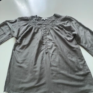 Grå blus - Jättefint skick och sval och luftig. Nypris 1000kr från day. Har ni fler frågor är det bara att skriva. ⚠️tryck ej på köp nu⚠️