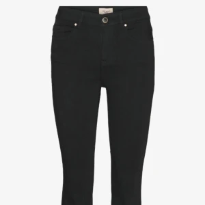 Flared jeans - Super snygga svarta jeans!❣️ Tyget är jeans blandat vilket gör så att dem är mjukare än ”vanliga” jeans🙌🏼är 174 cm och de går hela vägen ner till golvet på mig🌟!! Modellen heter VMFLASH MR FLARED JEANS LI140 GA NOOS 🌸köpta för 500 :- 🎀 Använda en gång🌟
