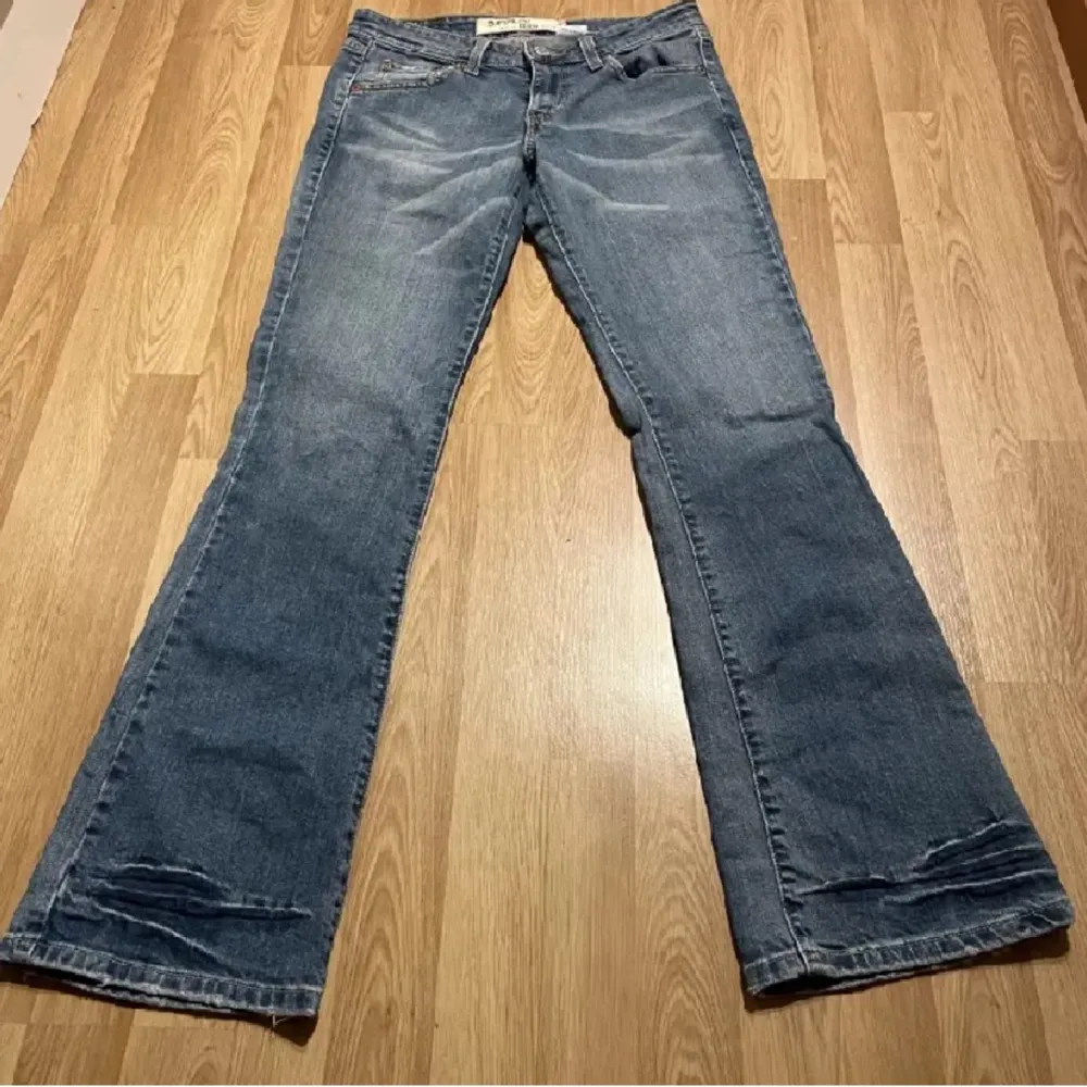 Säljer dessa lågmidjade Levis jeans då de inte passar mig. Bra skick men lite missfärgade (se bilder)💕💕. Jeans & Byxor.