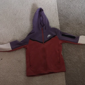 Nike tech storlek 137/147 - Skicket på den är 10/10 och den är använd 7 gånger och jag säljer den för att jag har växt ur den. Skriv till mig för prisförslag. 