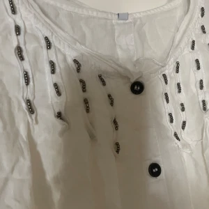 blus  - en söt vit blus som inte kommer till användning, den är storlek M men passar S, betalning sker genom vanlig swich och självklart postbevis 