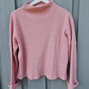Mysig tröja - H&M  Sååå mysig ribbad tröja, stl S, utan anmärkningar mer än vanligt ytludd.