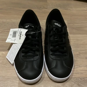 adidas skor🩷 - jättefina adidas skor med glittriga detaljer som aldrig är använda, alltså i nyskick. fina, sköna och passar till allt💞 pris kan absolut diskuteras💞