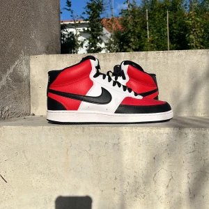Jordan 1 Mid - Denna produkten har inte använditgs. Perfekta till sommaren.