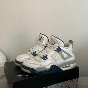 Jordan 4 midnight navy - Köpt i vintras 2023, inte använda på 3 månader. Fläckarna går bort men ena skon är lite creasad men inget man tänker på💞 köpt för 3400kr säljer för 2000kr, pris kan diskuteras vid snabbaffär💘