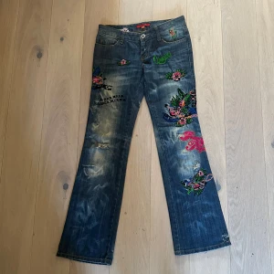 Custom low waist jeans - Säljer ett par jeans åt min tjej eftersom hon växte ur dem, användes inte länge innan dess. Hon köpte dem i Oslo för 1000kr i en vintage butik. De är 103cm långa och 40cm breda vid midjan. Tveka inte att fråga