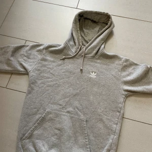 Adidas hoodien  - Adidas hoodie i storlek xs men skulle säga att den är mer som S Den är i toppen skick✅ Tar även byten👍