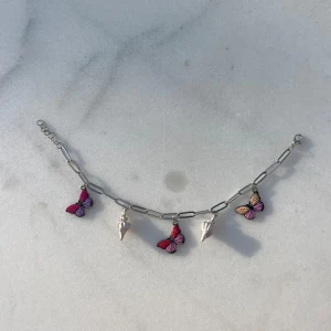 Armband - Ett silvrigt armband med fjärils berlocker🦋💓 Size: L, 17cm (även justerbar) Kedjan är av rostfritt stål!