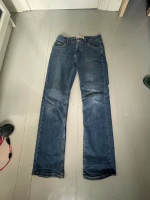 2 par Levis jeens straight - Säljer två av mina väl omhändertagna jeens. Jeansen visar inga tecken på användning förutom lappen på rumpan som är lite skrynklig. Båda Jensen har samma passform och storlek bara olicka färger. Jag säljer 2 pack för 549 eller 1 pack för 349. 