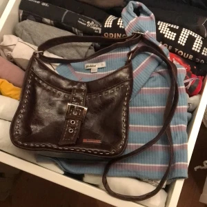 Handväska - Såå söt handväska från märket ”First kiss” med stitching details.