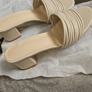 Låga klackar - Låga klackar, har aldrig haft på mig de men de var för sma och kunde it göra en retur 