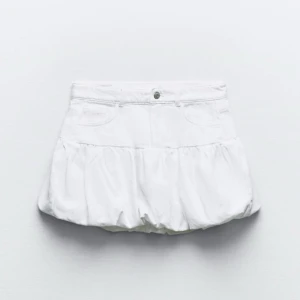 Zara kjol vit  - Säljer denna slutsålda Zara kjol då den ej kommer till användning tyvärr. Sååå fin och snygg passform!  