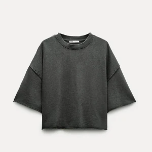 T-Shirt  - Jättefin t-shirt från zara i lite tjockare material i urtvättad grå, även lite ribbad på sidorna 💕Aldrig använd och prislappen är kvar!! 