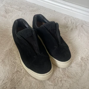 svarta eytys - Det är nån fläck på sidan och bak på ena skon men det är inget som syns.💕