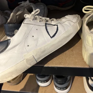 Philippe Model strl 45 - Philipp Model vit och blåa, stället 45 (passar även 44), använda sedan i maj, väldigt bra skick bara att dom är lite creasade som ni kan de på bilden. Boxen ingår och priset är inte hugget i sten så satt säga.