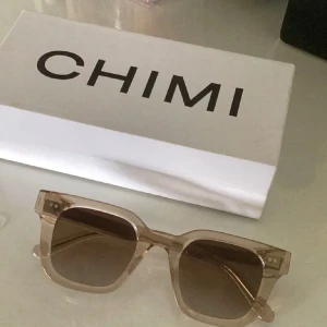 Chimi 04 Ecru - Säljer mina chimiglasögon i färgen Ecru, modellen 04. Då de inte kommer till användning har jag valt att sälja den, inte använda mycket! Säljer för 709, pris kan diskuteras vid snap affär💕 Hör av dig vid frågor eller funderingar ❣️